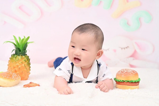 成都试管代怀八个月宝宝打嗝